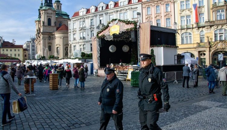 Policie na adventním trhu Staromák