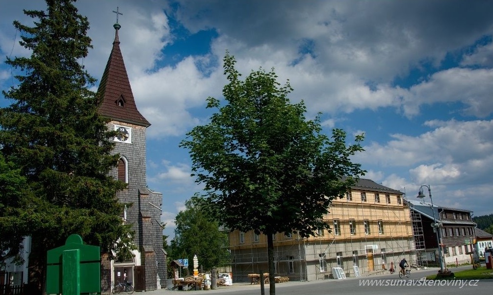 Kvilda, centrum obce s budovou bývalé PS roty. Foto: Radek David, Šumavské noviny