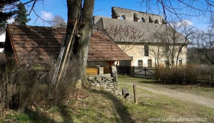 Obec Kuklov s pozůstatky kláštera sv. Ondřeje. Foto: Radek David, Šumavské noviny