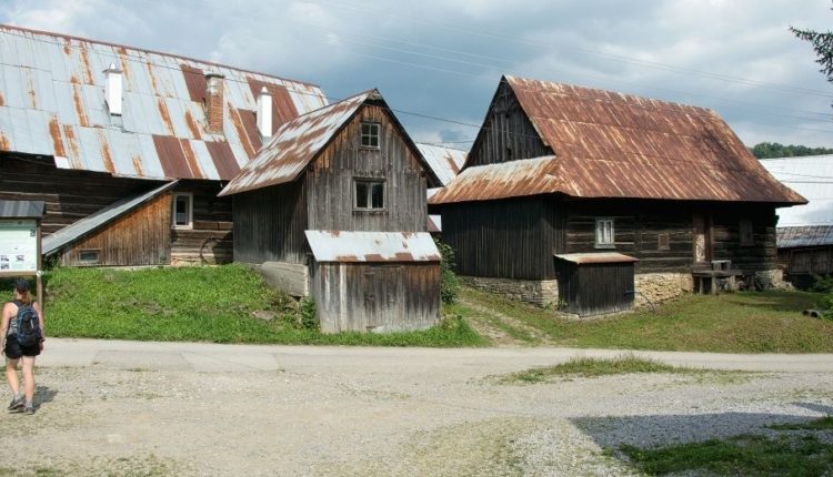 Jánošíkovým chotárom, terchovský dreveno dom v osadě